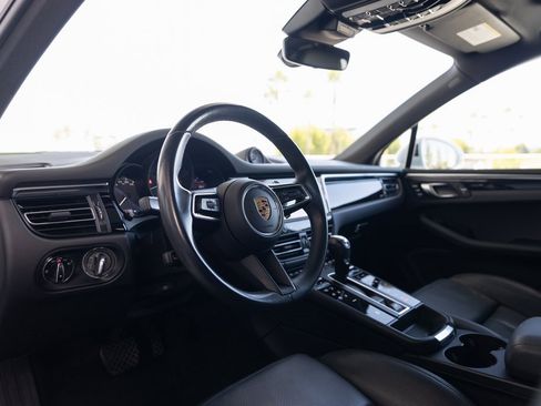 Certified 2023 Porsche Macan image 4