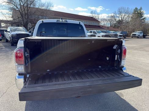 Used 2022 Toyota Tacoma TRD Off-Road image 16