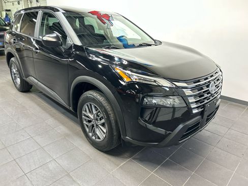 Used 2024 Nissan Rogue S AWD/4WD image 2