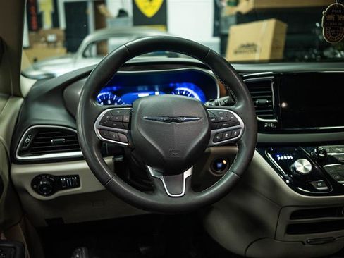Used 2023 Chrysler Pacifica Touring-L FWD image 16