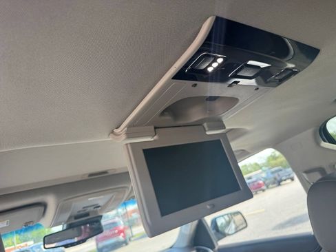 Used 2017 GMC Yukon XL SLT w/ Open Road Package image 6