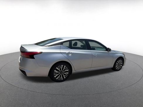 Used 2025 Nissan Altima 2.5 SV FWD image 11