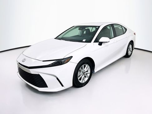 Used 2025 Toyota Camry LE image 3