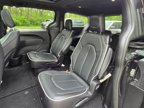 Used 2026 Chrysler Pacifica Limited FWD image 16
