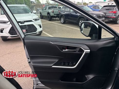 Used 2025 Toyota RAV4 XLE AWD/4WD image 29