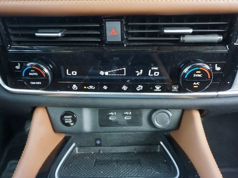 Used 2025 Nissan Rogue Platinum FWD image 12