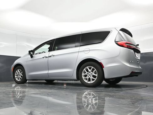 Used 2024 Chrysler Pacifica Touring-L FWD image 57