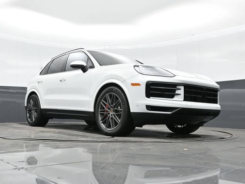 Certified 2025 Porsche Cayenne S AWD/4WD image 40