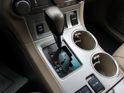 Used 2012 Toyota Highlander SE w/ Tow Pkg image 8