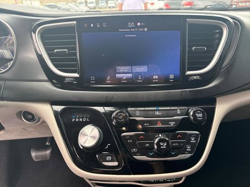 Used 2022 Chrysler Pacifica Touring-L FWD image 24