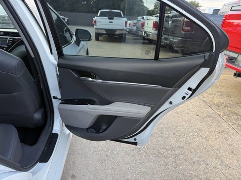 Used 2018 Toyota Camry XLE FWD image 16