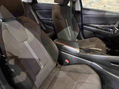 Used 2021 Hyundai Elantra SE image 2