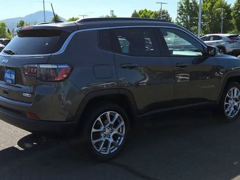 Used 2023 Jeep Compass Latitude w/ Sun and Sound Group AWD/4WD image 8