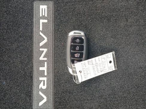 Used 2023 Hyundai Elantra Limited image 37