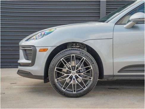 Certified 2025 Porsche Macan image 11