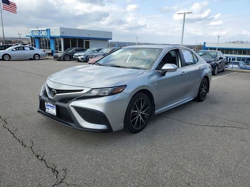 Used 2023 Toyota Camry SE w/ Cold Weather Package FWD image 2