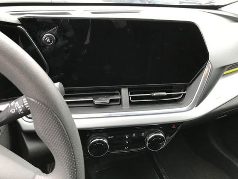 Used 2025 Chevrolet Trax LT image 4