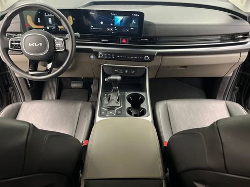 Used 2025 Kia Carnival FWD image 46