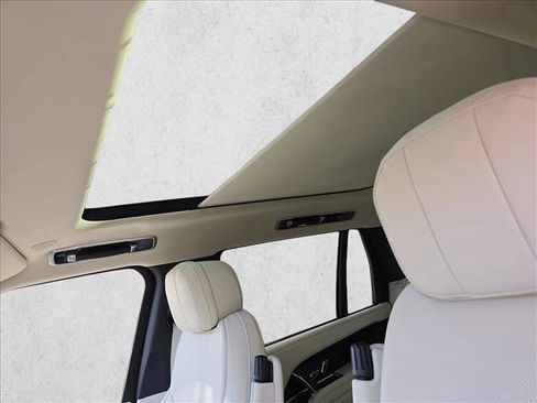 New 2025 Land Rover Range Rover Long Wheelbase SE image 30