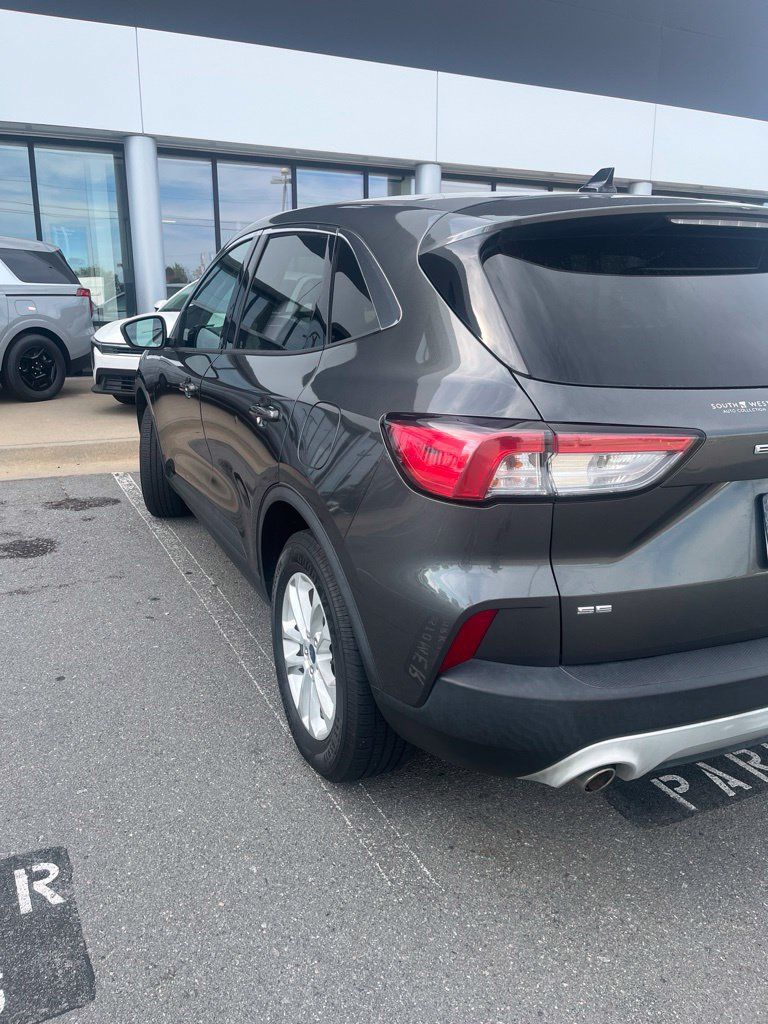 Used 2020 Ford Escape SE FWD image 3