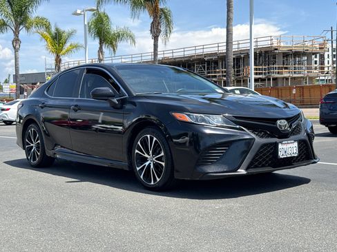 Used 2019 Toyota Camry SE FWD image 4