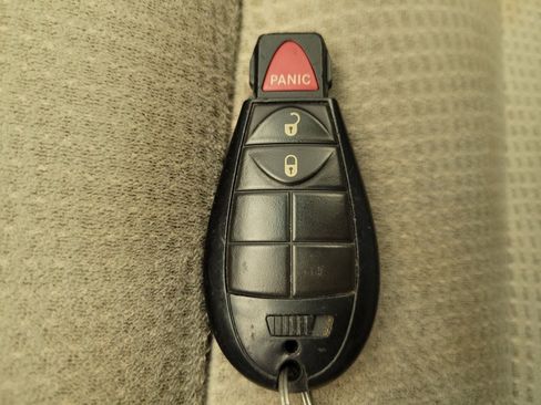 Used 2017 Dodge Grand Caravan SE image 32