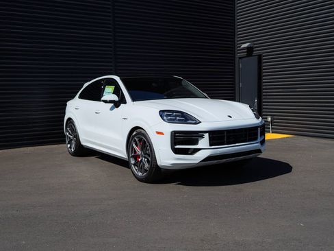 New 2025 Porsche Cayenne Turbo image 7