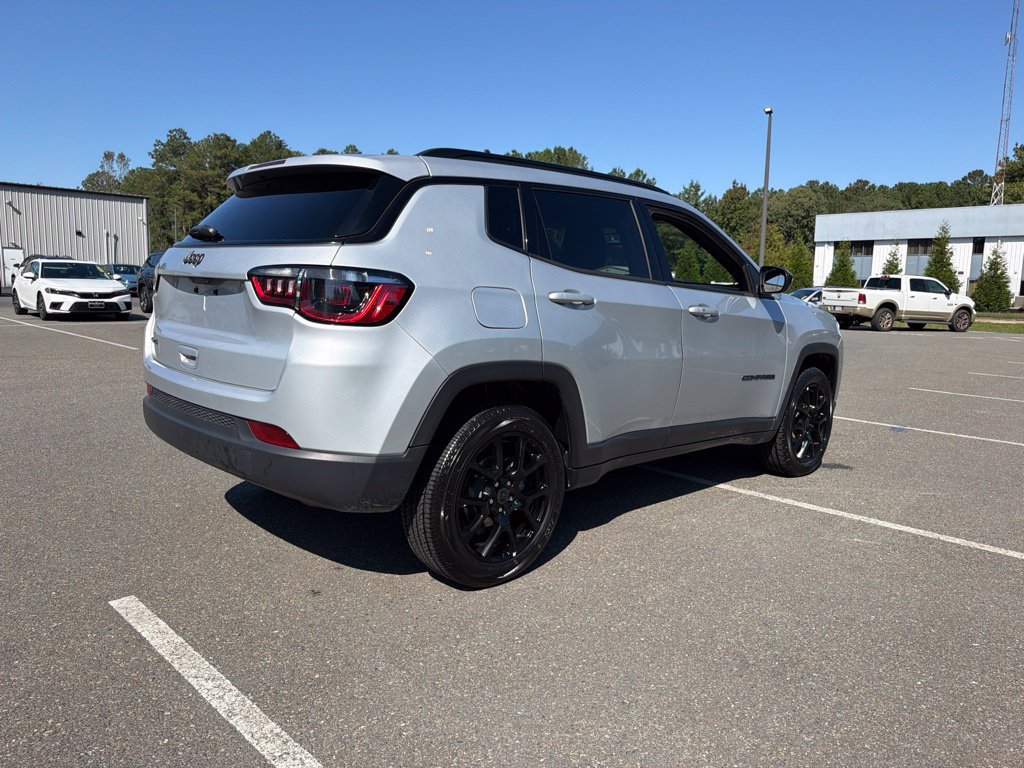Used 2025 Jeep Compass Latitude w/ Convenience Group AWD/4WD image 5