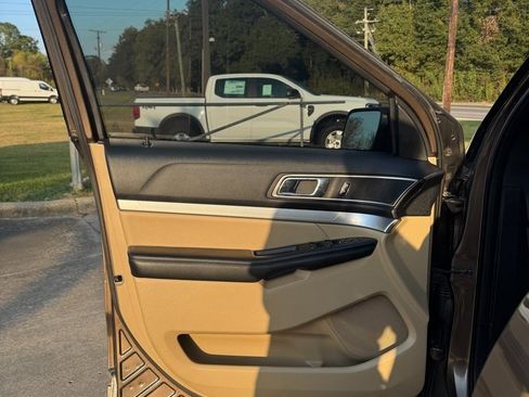 Used 2016 Ford Explorer XLT w/ Equipment Group 202A image 7