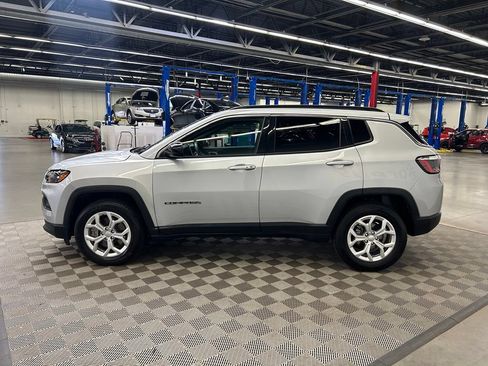 Used 2024 Jeep Compass Latitude AWD/4WD image 6