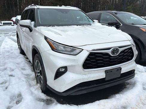 Used 2020 Toyota Highlander XLE image 3