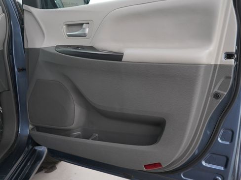 Used 2016 Toyota Sienna LE FWD image 9