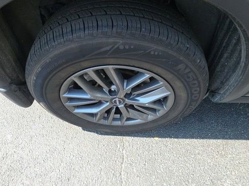 Used 2023 Nissan Rogue S image 5