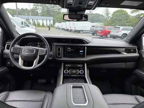 Used 2023 GMC Yukon XL Denali AWD/4WD image 8