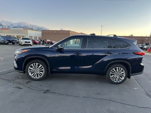 Used 2023 Toyota Highlander Platinum image 2