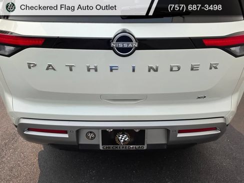 Used 2024 Nissan Pathfinder SL FWD image 17
