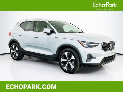 Used 2025 Volvo XC40 B5 Plus image 1