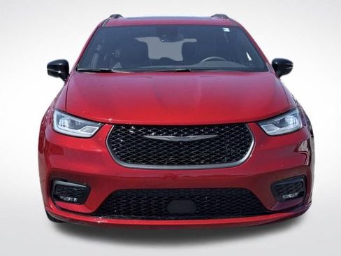 Certified 2025 Chrysler Pacifica Limited FWD image 3