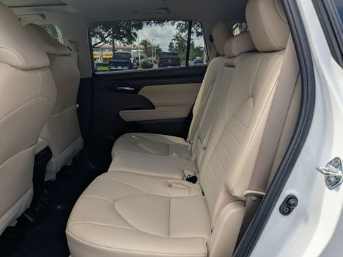 Used 2022 Toyota Highlander XLE FWD image 13