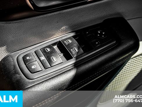 Used 2019 Chrysler Pacifica Touring-L image 53