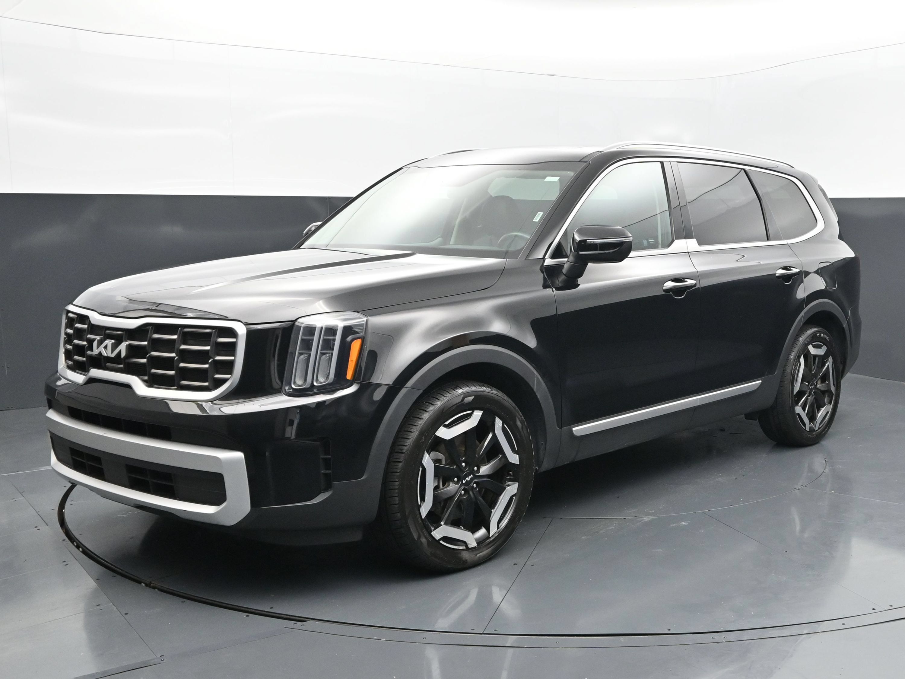 Used 2025 Kia Telluride S FWD image 1