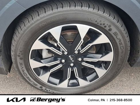 Used 2024 Kia Carnival EX image 9