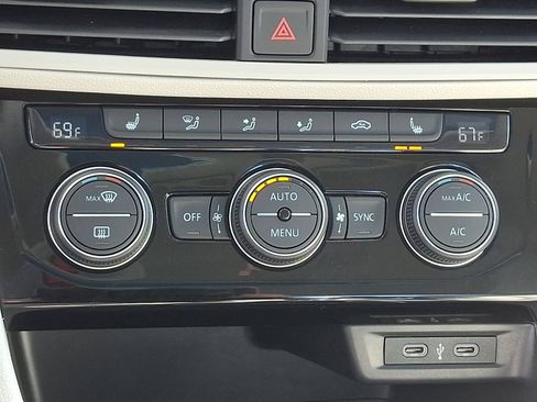 Used 2024 Volkswagen Jetta SE w/ Panoramic Sunroof Package image 17