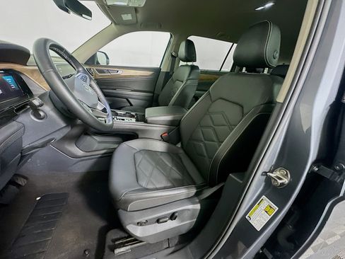 Used 2025 Volkswagen Atlas SE image 13