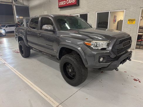 Used 2016 Toyota Tacoma Limited w/ Towing Package image 3