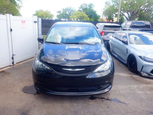 Used 2023 Chrysler Voyager LX image 2