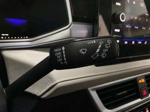 Used 2025 Volkswagen Taos SE w/ Panoramic Sunroof Package AWD/4WD image 37