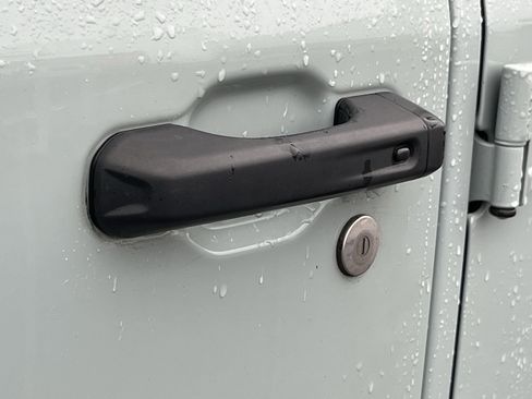 Used 2024 Jeep Wrangler Unlimited image 13