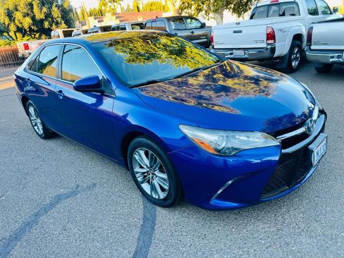 Used 2015 Toyota Camry SE w/ Moonroof Package FWD image 2