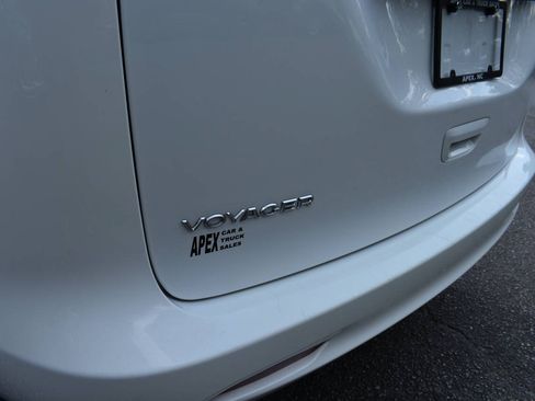 Used 2022 Chrysler Voyager LX FWD image 31